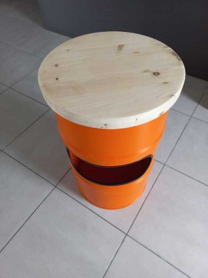 Tabouret bidon recyclé orange Hermes plateau bois brut dessus repose pied