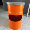 Tabouret bidon recyclé orange Hermes plateau bois teinté gris face repose pied