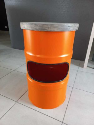 Tabouret bidon recyclé orange Hermes plateau bois teinté gris face repose pied