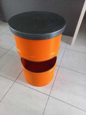 Tabouret bidon recyclé orange Hermes plateau noir dessus repose pied