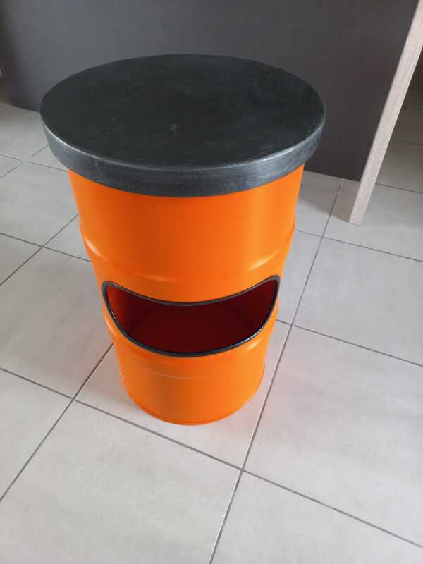 Tabouret bidon recyclé orange Hermes plateau noir dessus repose pied