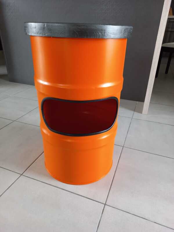 Tabouret bidon recyclé orange Hermes plateau noir face repose pied